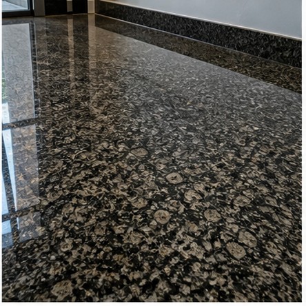 Piso de granito escuro polido