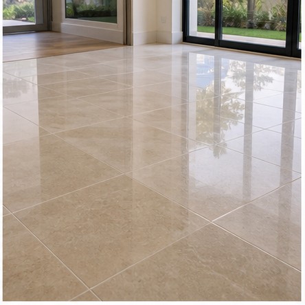 Piso de porcelanato bege com acabamento brilhante