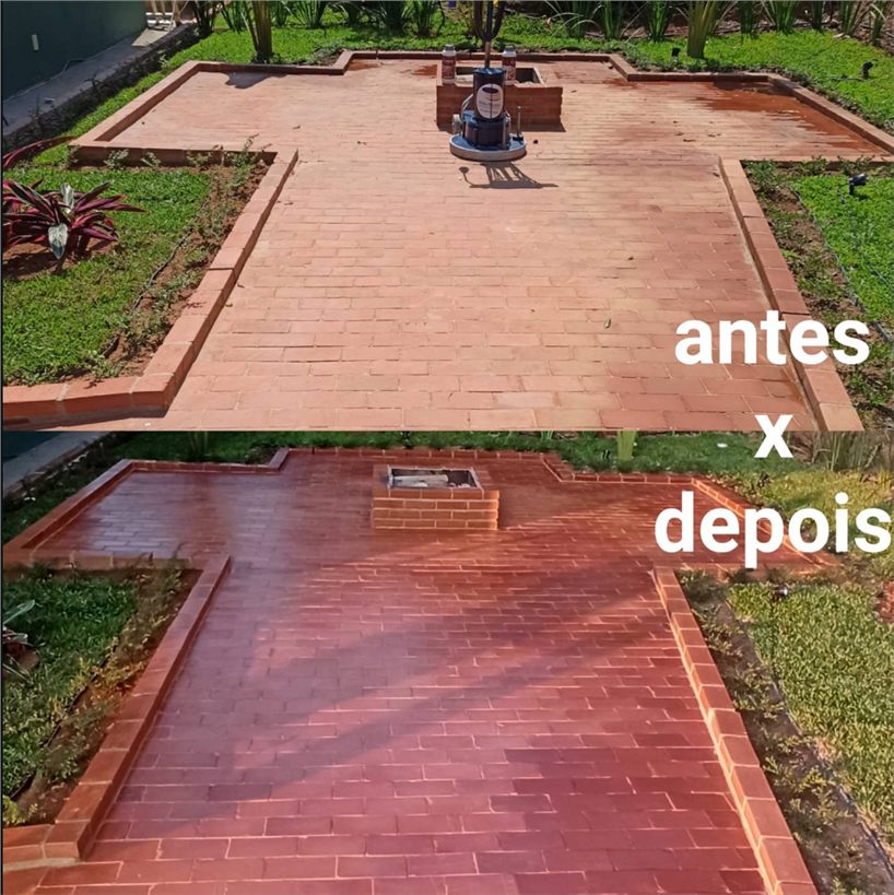 Antes e depois de piso externo de tijolinho limpo e revitalizado
