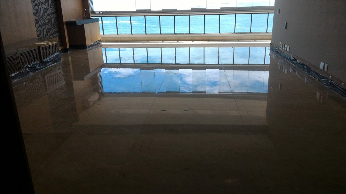 Piso polido com reflexo em apartamento na Grande Vitória