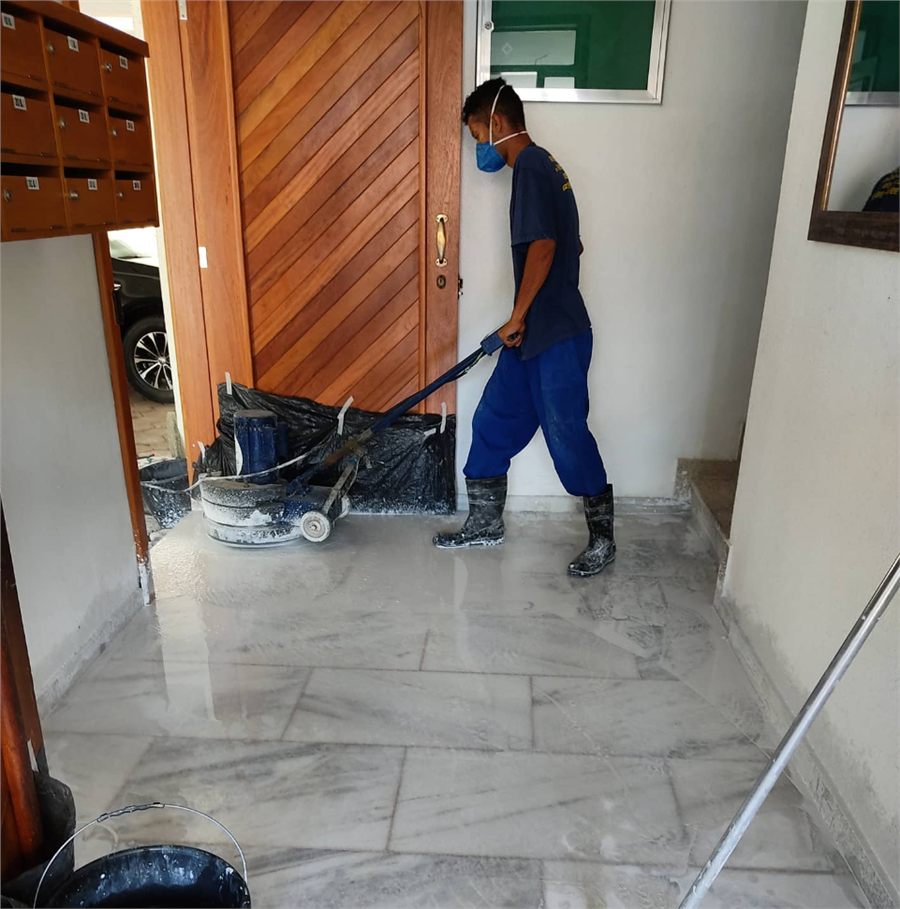 Tratamento de piso em área residencial